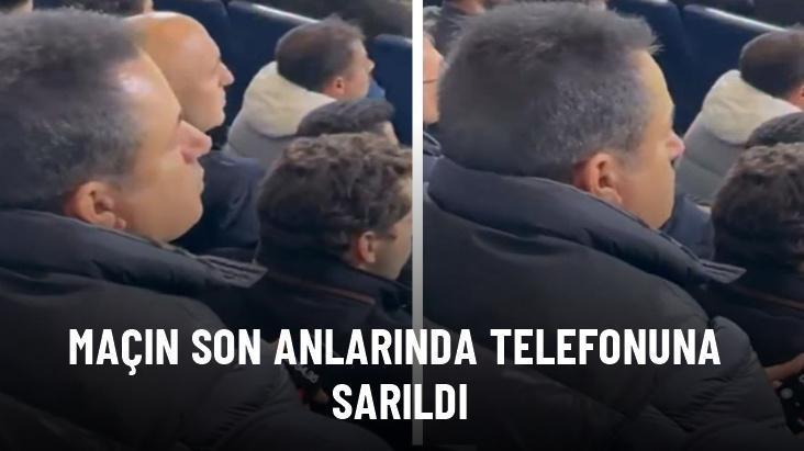 Maçın son anlarında telefonuna sarıldı