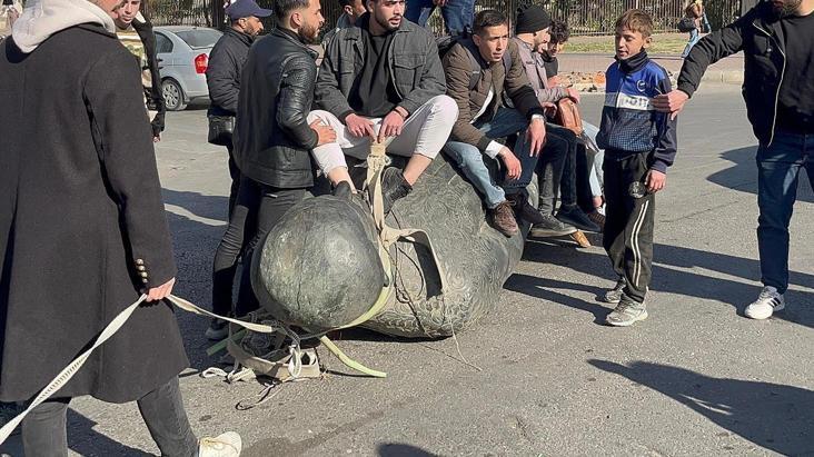 Esad rejiminin en büyük simgesi böyle sürüklendi