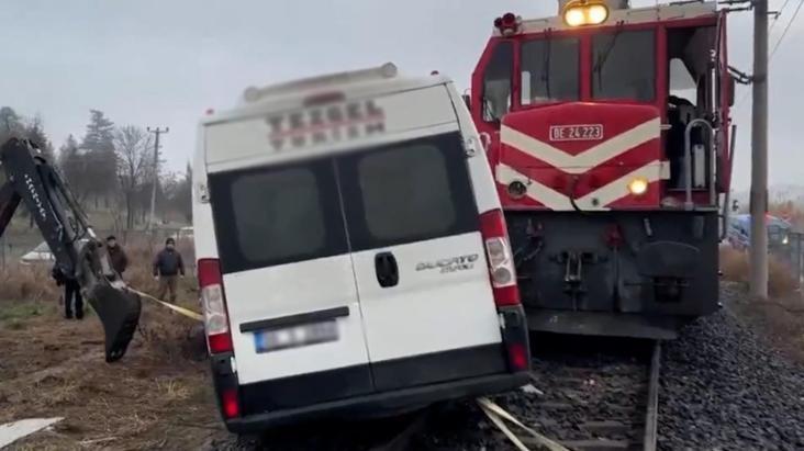 Yük treni işçi servisine çarptı